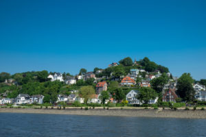 Hamburg Blankenese: Blick von der Elbe auf den Süllberg Hamburg Blankenese: Blick von der Elbe auf den Süllberg